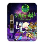 Die Schwifty Labs 5‑MeO‑DMT‑Kartusche – 0,5 ml | 200 mg liefert einen hochreinen Pflanzen‑Auszug, der Ihre Bewusstseinserweiterung per Verdampfung sofort einleitet.